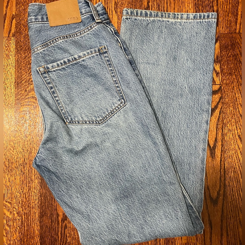 90’s baggy high rise jeans.